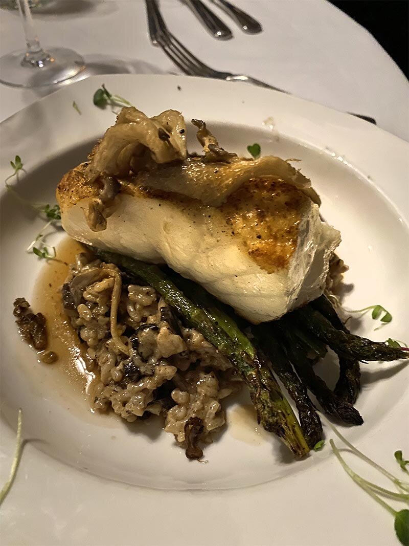 Risotto topped with tuna and asparagus